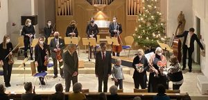Applaus und Blumen beim Weihnachtskonzert in der Konvikt-Kapelle der Landesmusikschule Ried im Innkreis